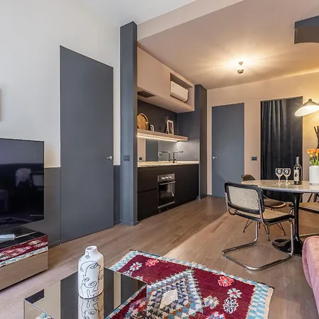 Zuretti Modern Comfort Near Station Apartment